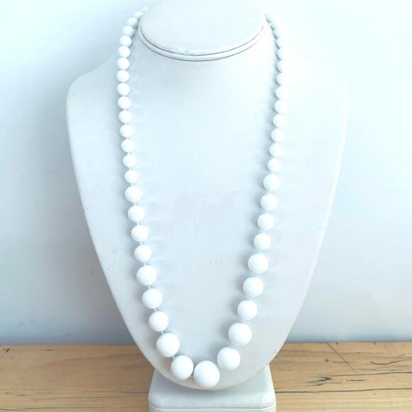 Vintage White Graduated Beaded Necklace 50s 60s Mid-Century - Picture 1 of 8